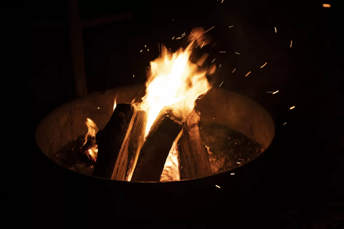 How to Build and Extinguish a Safe and Warm Campfire
